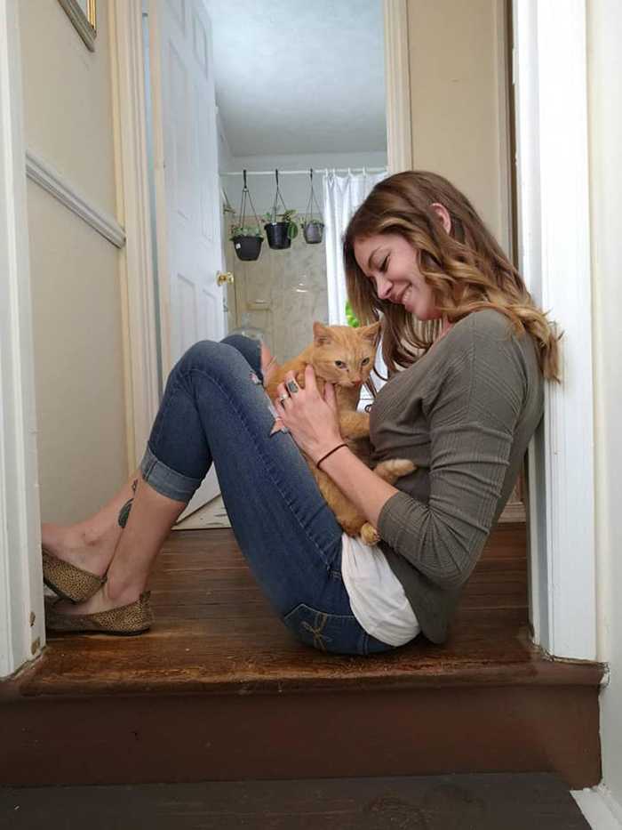 Un chat saute directement dans les bras de son maître après avoir été perdu pendant 536 jours